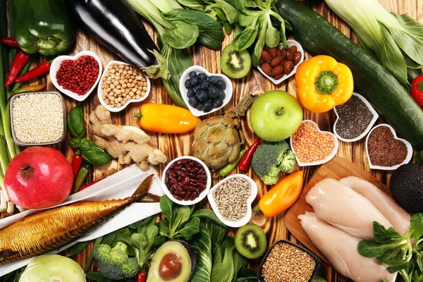 Alimentação saudável seleção de alimentação limpa. fruto, vegetal, sementes, su — Fotografia de Stock