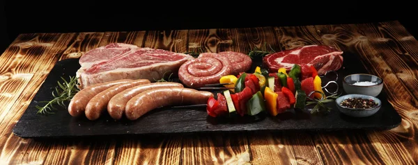 Verschiedene köstliche rohe Fleisch mit Gemüse auf einem Grill mit t- — Stockfoto