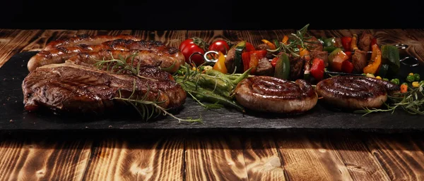 Surtido de deliciosa carne a la parrilla con verduras en un ingenio barbacoa — Foto de Stock