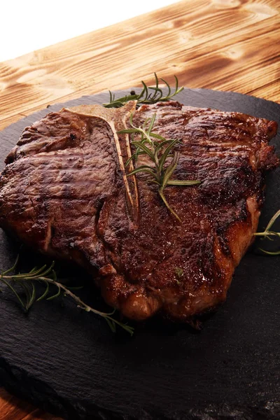 Grillezett T-bone steak kő a daraboló-board. — Stock Fotó