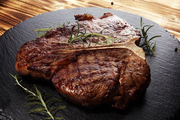Gegrilltes T-Bone Steak auf Steinschneidebrett. — Stockfoto