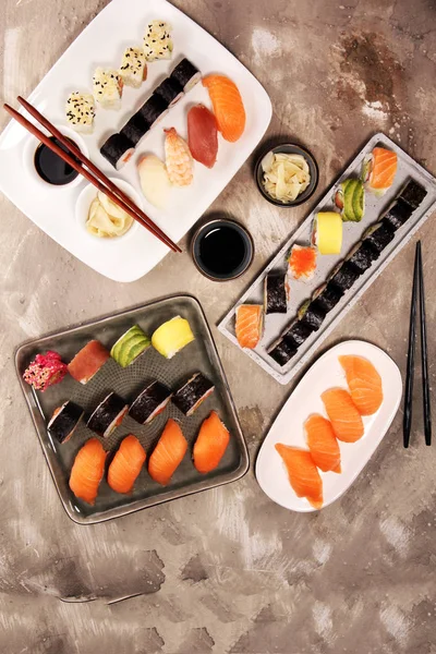 Закрыть набор суши из сашими с палочками для еды и соей - суши ро — стоковое фото