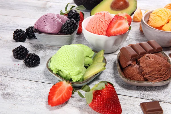 Conjunto de cucharadas de helado de diferentes colores y sabores con be —  Fotos de Stock