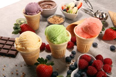 Farklı renk ve lezzetleri dondurma Kepçe kümesi