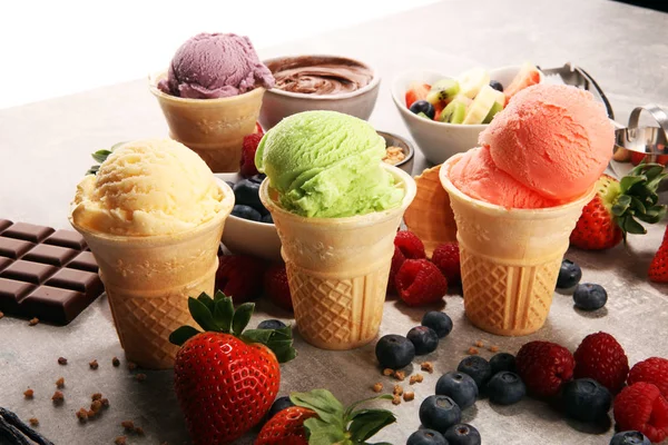 다른 색깔 및 풍미의 아이스크림 스푼 세트 — 스톡 사진