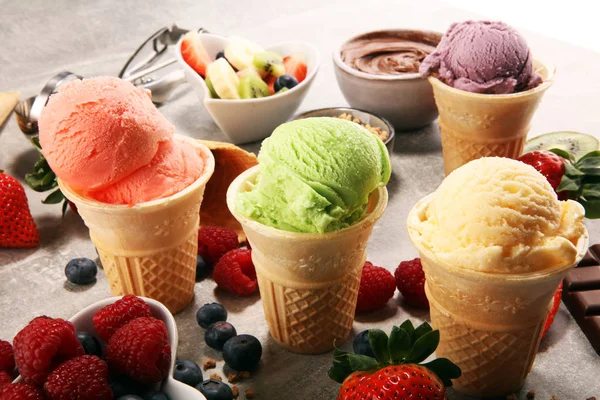 Conjunto de cucharadas de helado de diferentes colores y sabores —  Fotos de Stock