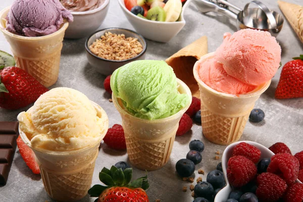 一套不同颜色和风味的冰淇淋勺 免版税图库照片