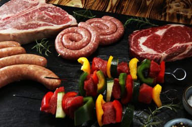 T ile bir barbekü sebze ile çeşitli lezzetli çiğ et-