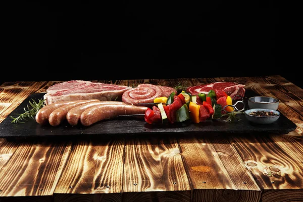 Surtido de deliciosa carne cruda con verduras en una barbacoa con t - — Foto de Stock