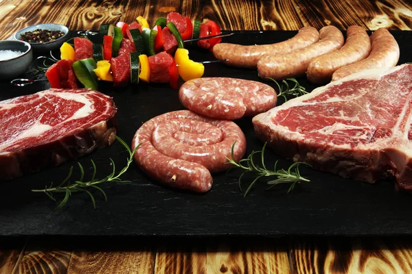 Асорті смачне сире м'ясо з овочами на барбекю з т - — стокове фото