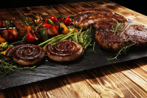 Surtido de deliciosa carne a la parrilla con verduras en un ingenio barbacoa — Foto de Stock