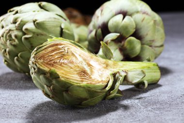 enginar rustik arka plan üzerinde. taze organik enginar çiçek 