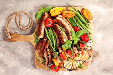 Bir barbekü sebze ile çeşitli lezzetli ızgara et. Gr