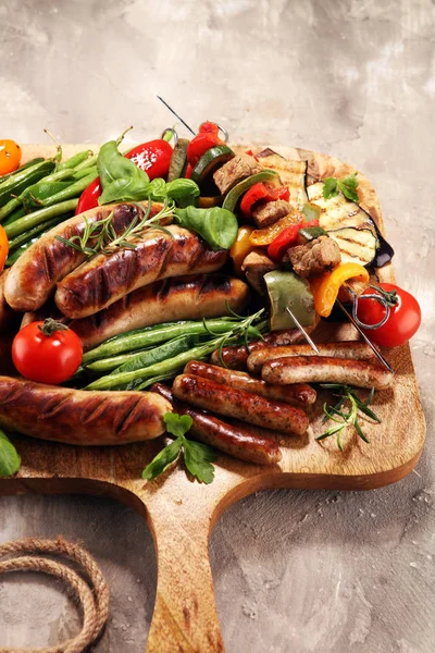 Různé lahodné grilované maso se zeleninou na grilu. GR — Stock fotografie