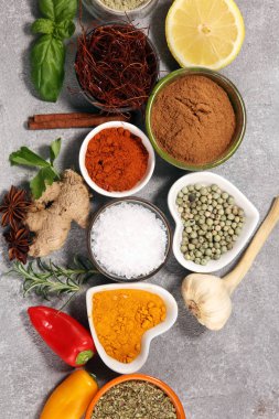 Baharat ve otlar masada. Yemek ve mutfak malzemeleri.