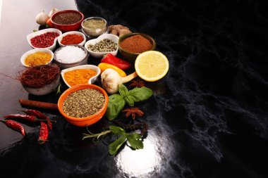 Baharat ve otlar masada. Yemek ve mutfak malzemeleri.