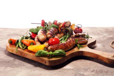 Bir barbekü sebze ile çeşitli lezzetli ızgara et. Gr