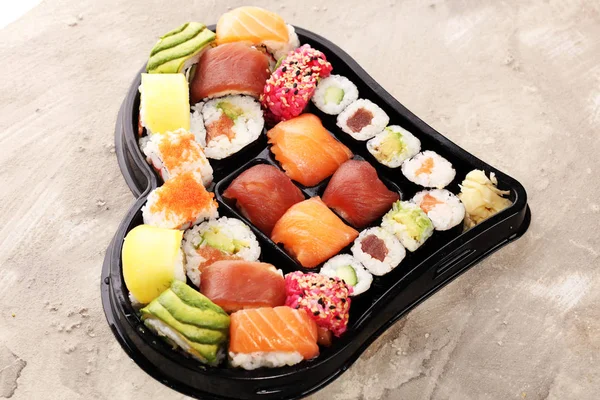 Nahaufnahme von Sashimi-Sushi-Set mit Essstäbchen und Soja - Sushi ro — Stockfoto