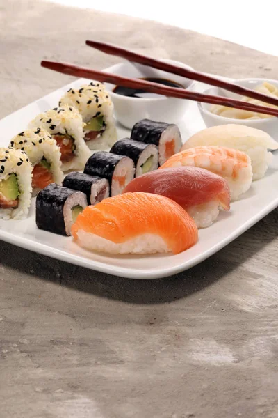 Primer plano de sushi sashimi con palillos y soja - sushi ro — Foto de Stock