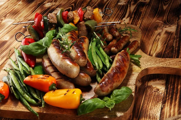 Assorted delicious grilled meat with vegetable on a barbecue. Gr — Stock Photo, Image