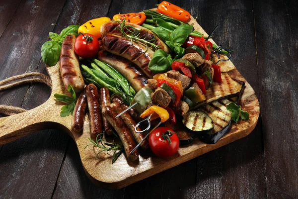 Geassorteerde heerlijk gegrilde vlees met groente op een barbecue. GR — Stockfoto