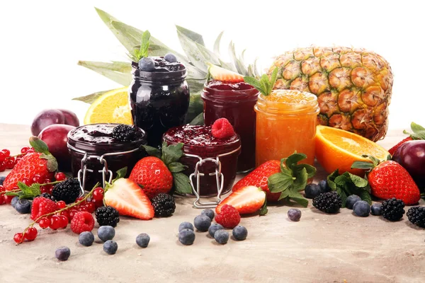 Assortiment van jam, seizoensgebonden bessen, pruimen, mint en fruit in — Stockfoto