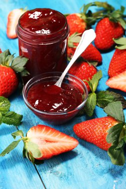 çilek reçeli taze çilek ile. marmelat kaşık ve j