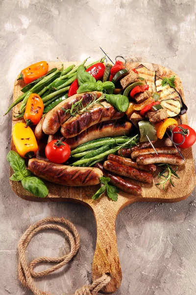 Různé lahodné grilované maso se zeleninou na grilu. GR — Stock fotografie