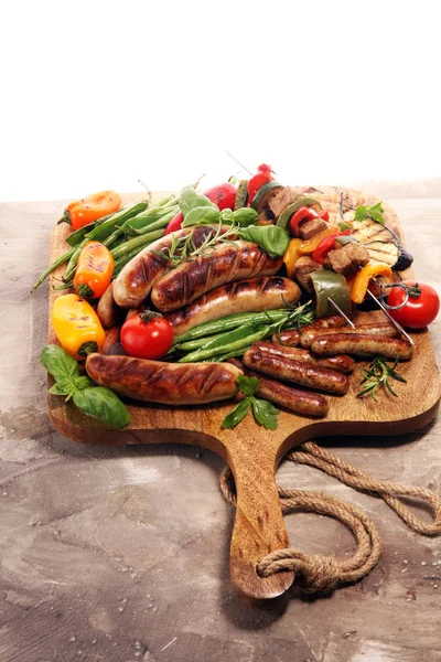 Różne pyszne mięso z grilla z warzywami na grilla. Gr — Zdjęcie stockowe
