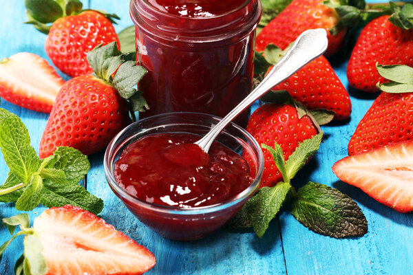 клубничное варенье со свежей клубникой. мармелад на ложке и j
