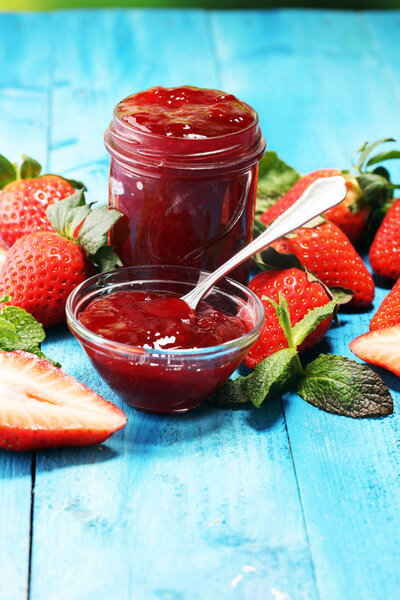 клубничное варенье со свежей клубникой. мармелад на ложке и j
