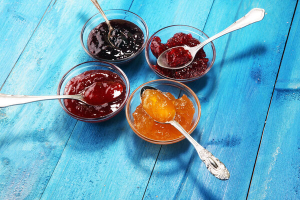 ассортимент варенья, сезонных ягод, слив, мяты и фруктов в
 