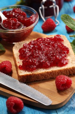 Tost ekmeği ile ev yapımı ahududu reçel veya marmelat tablo se