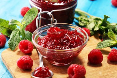 Ahududu reçeli taze Ahududu ve nane ile. kaşık marmelat