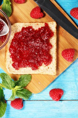Tost ekmeği ile ev yapımı ahududu reçel veya marmelat tablo se