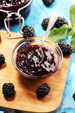 taze böğürtlen ve nane ile böğürtlen reçeli. marmelat sp üzerinde