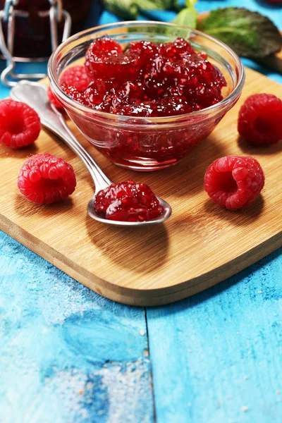 Himbeermarmelade mit frischen Himbeeren und Minze. Marmelade auf Spoo — Stockfoto