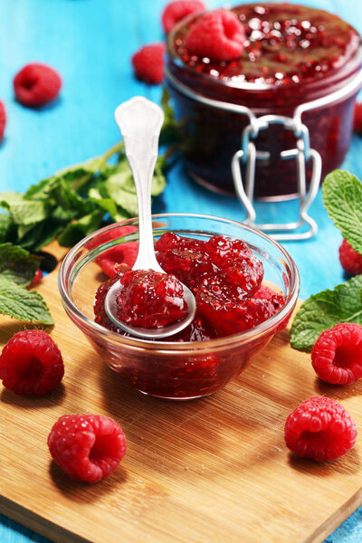 Малиновое варенье со свежей малиной и мятой. marmalade on spoo
