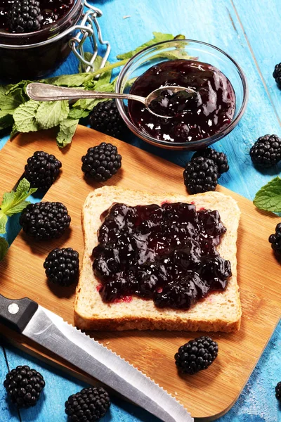 Toastbrot mit hausgemachter Brombeermarmelade oder Marmelade auf dem Tisch — Stockfoto