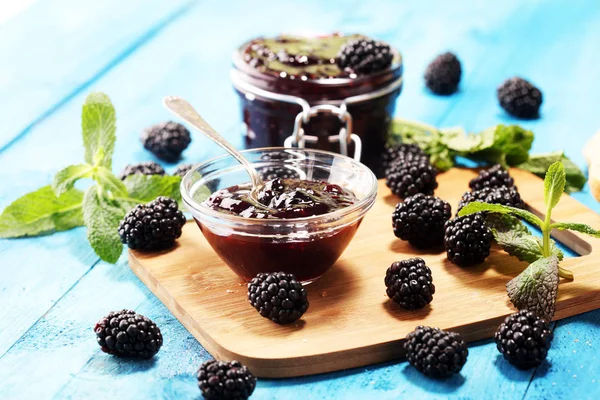 Brombeermarmelade mit frischen Brombeeren und Minze. Marmelade auf sp — Stockfoto