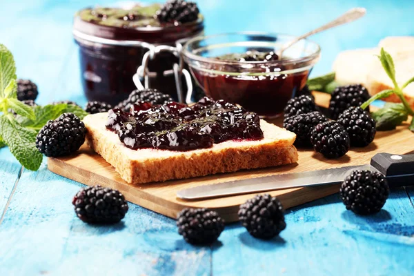 Toastbrot mit hausgemachter Brombeermarmelade oder Marmelade auf dem Tisch — Stockfoto