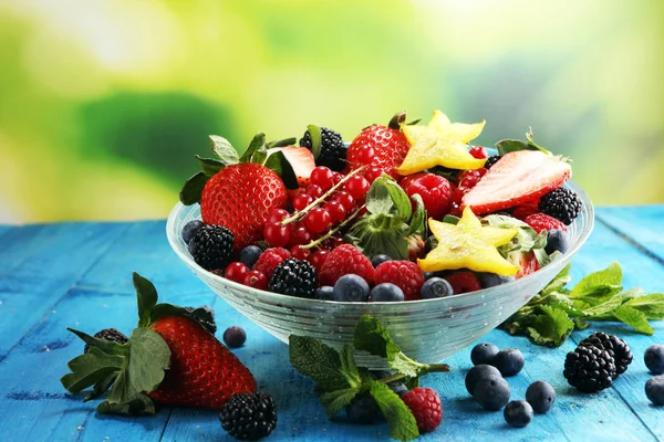 Ensalada con frutas frescas y bayas. ensalada de frutas de primavera saludable — Foto de Stock