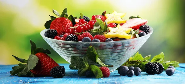 Taze meyve ve çilek salatası. sağlıklı bahar meyve salatası — Stok fotoğraf