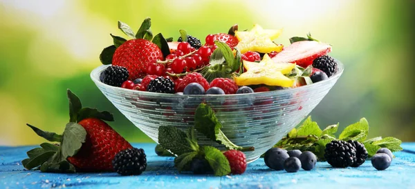 Ensalada con frutas frescas y bayas. ensalada de frutas de primavera saludable — Foto de Stock