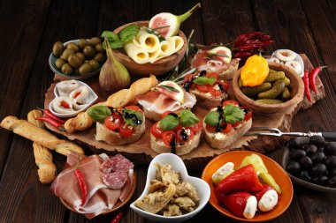 İtalyan antipasti şarap aperatifler küme. Peynir çeşitli, Mediterranean