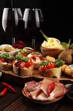 İtalyan antipasti şarap aperatifler küme. Peynir çeşitli, Mediterranean