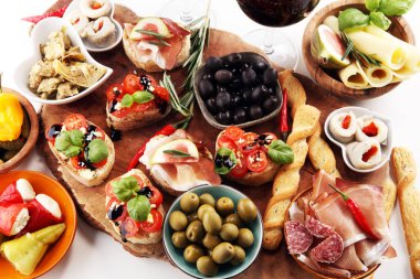 İtalyan antipasti şarap aperatifler küme. Peynir çeşitli, Mediterranean