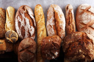 Pişmiş ekmek ve taş tablo backgro ekmek rulo çeşitleri