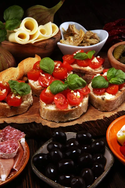 Italiensk antipasti vin snacks set. Ost sort, Medelhavet — Stockfoto