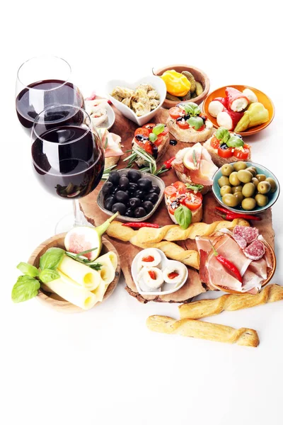 Italiaanse antipasti, wijn hapjes set. Verscheidenheid van kaas, mediterrane — Stockfoto